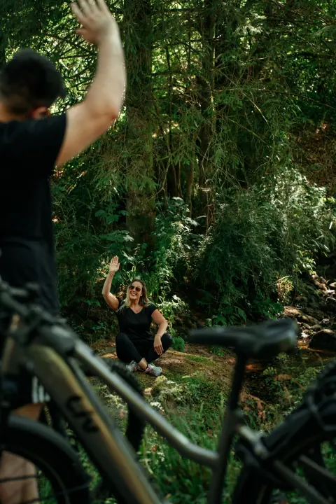 Pause au bord de l'eau pendant une balade à vélo électrique dans la forêt de Huelgoat