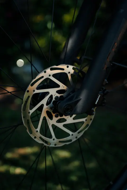 Gros plan sur le frein à disque d'un VTT électrique