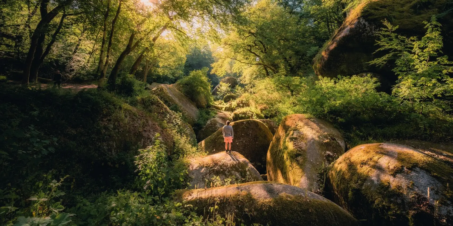 Sentier dans la forêt de Huelgoat, idéal pour une sortie en VTT électrique